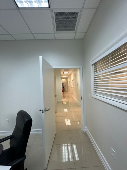 More Photos Of 7901 Kingspointe Pky, Orlando Showroom For Sale