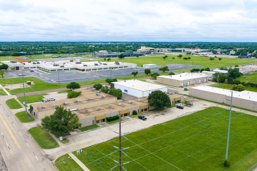 More Photos Of 800 W Rock Creek Rd, Norman Office For Lease