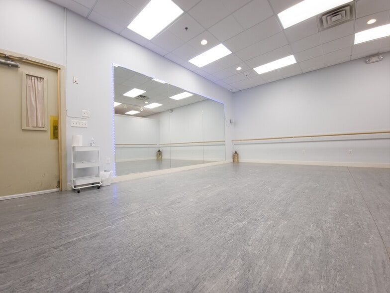 More Photos Of 125 Church St, Pembroke Freestanding For Lease