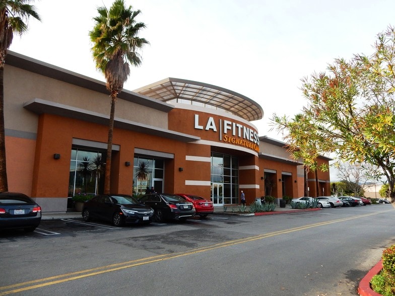 Primary Photo Of 21470-21500 Victory Blvd, Woodland Hills General Retail For Lease