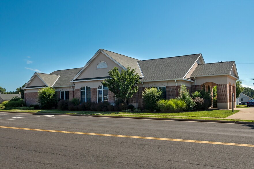 More Photos Of 1355 N Shenandoah Ave, Front Royal Bank For Lease