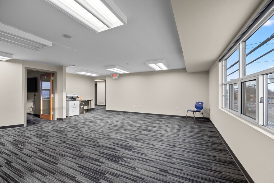 More Photos Of 115 1/2 W Wyoming St, Kalispell Showroom For Lease