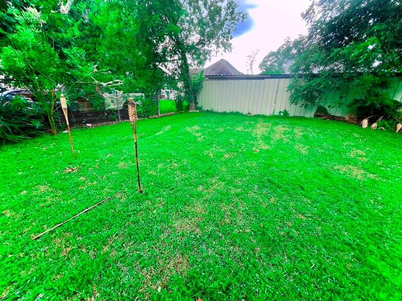 More Photos Of 304 S Lockwood Dr, Houston Storefront Retail Office For Sale