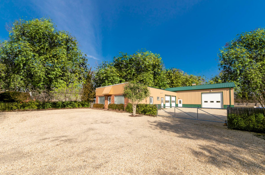 Primary Photo Of 199 Fort Pond Rd, East Hampton Auto Repair For Lease