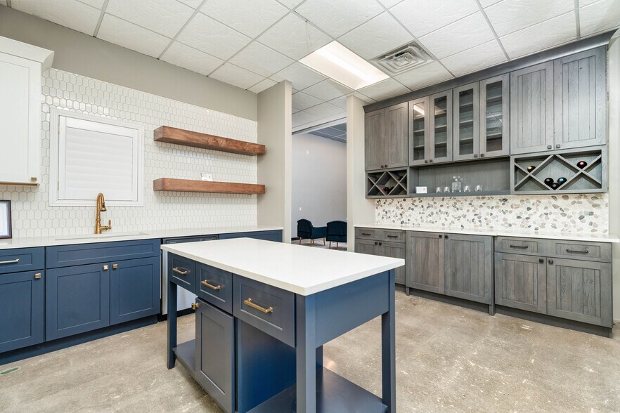 More Photos Of 5820 66th St, Lubbock Storefront Retail Office For Sale