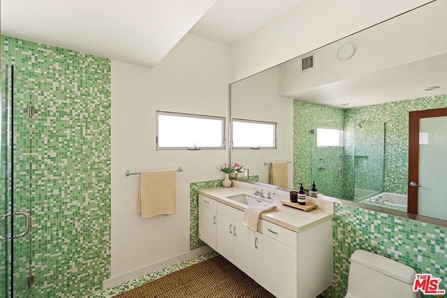 More Photos Of 1076 Palms Blvd, Venice Apartments For Sale