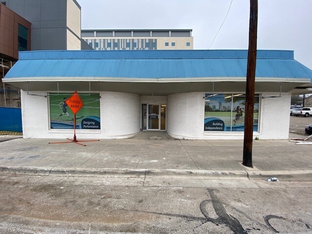 More Photos Of 1104 W 34th St, Austin Freestanding For Lease