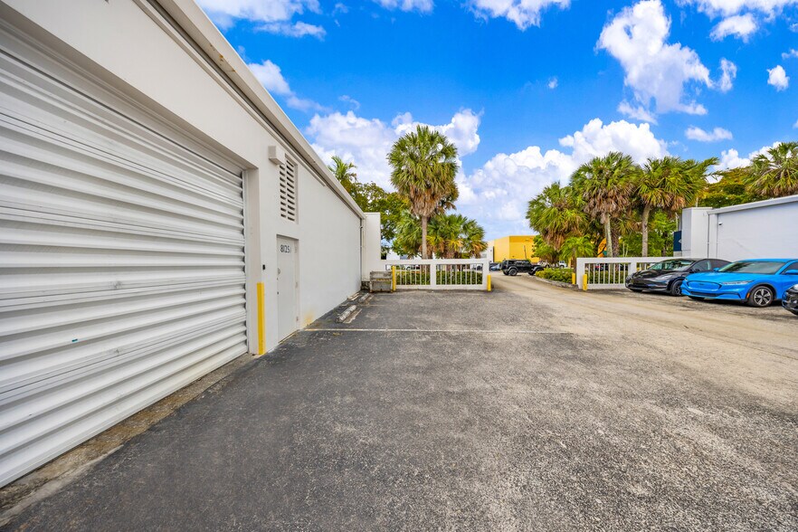 More Photos Of 8125-8165 NW 33rd St, Doral Light Manufacturing For Sale