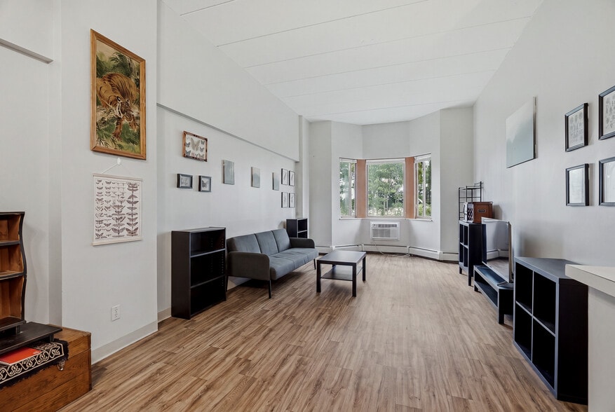 More Photos Of 985 Ivy Ave E, Saint Paul Apartments For Sale