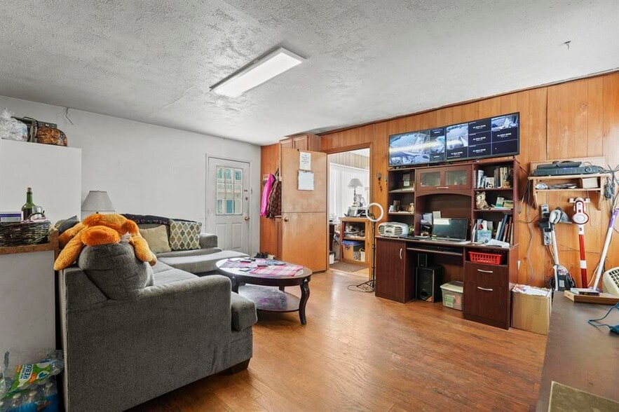 More Photos Of 924 W Highway 2, Newport Hotel For Sale