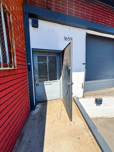 More Photos Of 1671 E 23rd St, Los Angeles Warehouse For Sale