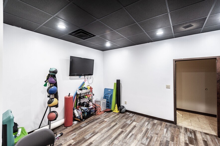 More Photos Of 20 Executive Park Dr, Hendersonville Loft Creative Space For Sale