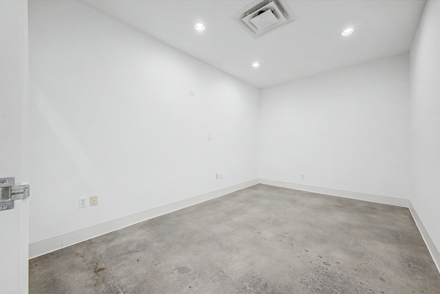 More Photos Of 4750 N Central Ave, Phoenix General Retail For Lease