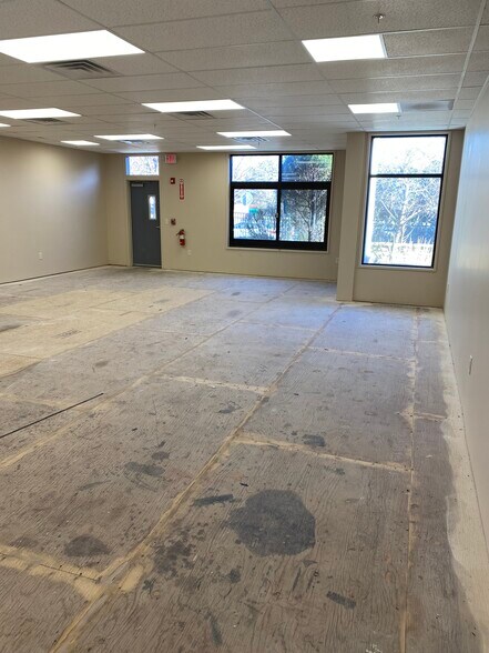 More Photos Of 32 Worlds Fair Dr, Somerset Medical For Lease