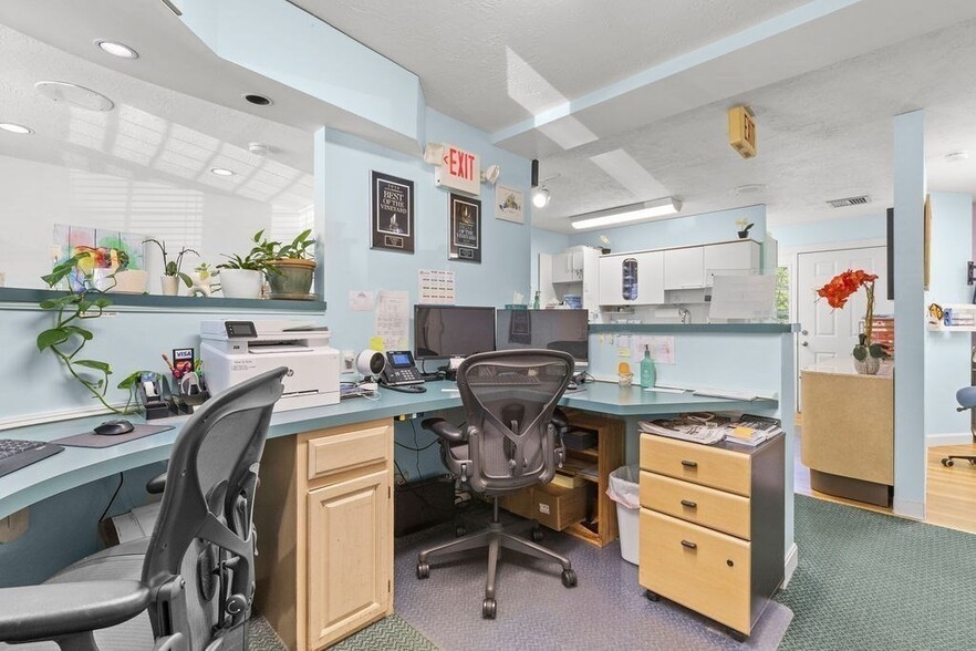 More Photos Of 258 Edgartown Vineyard Haven Rd, Edgartown Medical For Sale