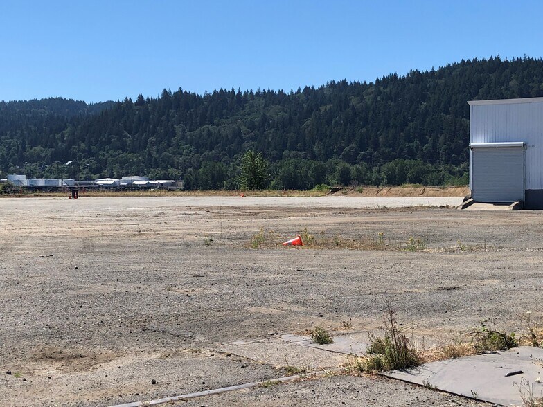 Primary Photo Of 10400 N Burgard Way, Portland Warehouse For Lease