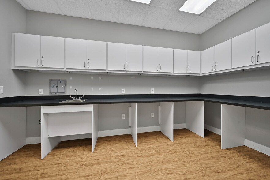 More Photos Of 6430 Hillcroft Ave, Houston Office For Sale