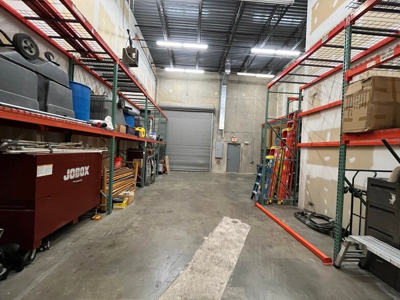 More Photos Of 8982-9050 Hornbaker Rd, Manassas Warehouse For Lease