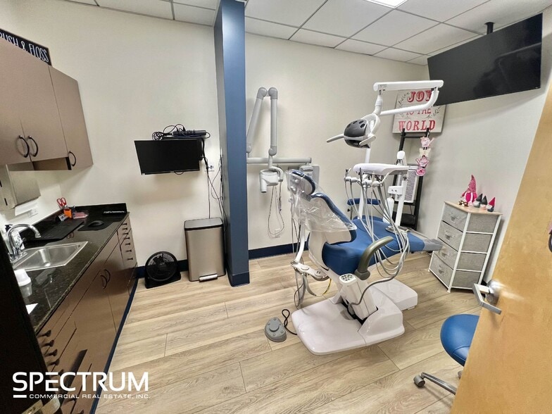 More Photos Of 23206 Lyons Ave, Santa Clarita Medical For Sale