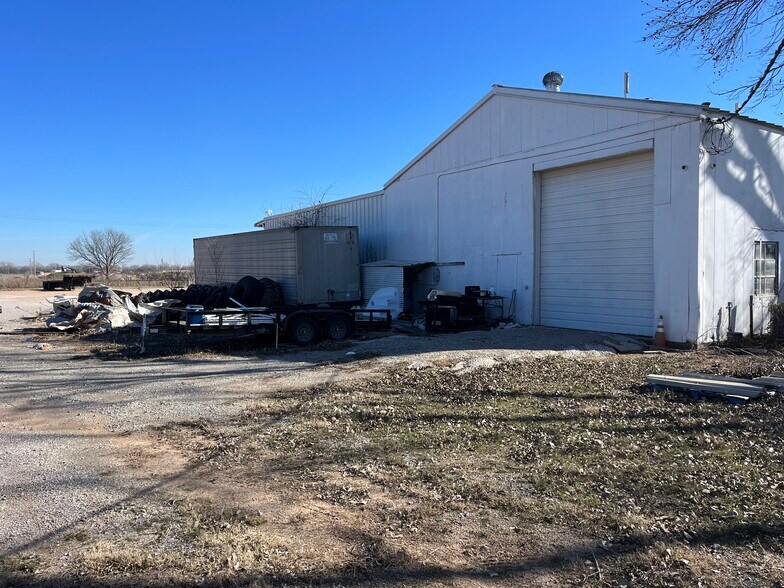 More Photos Of 1202 Cherokee St, Lindsay Auto Repair For Sale