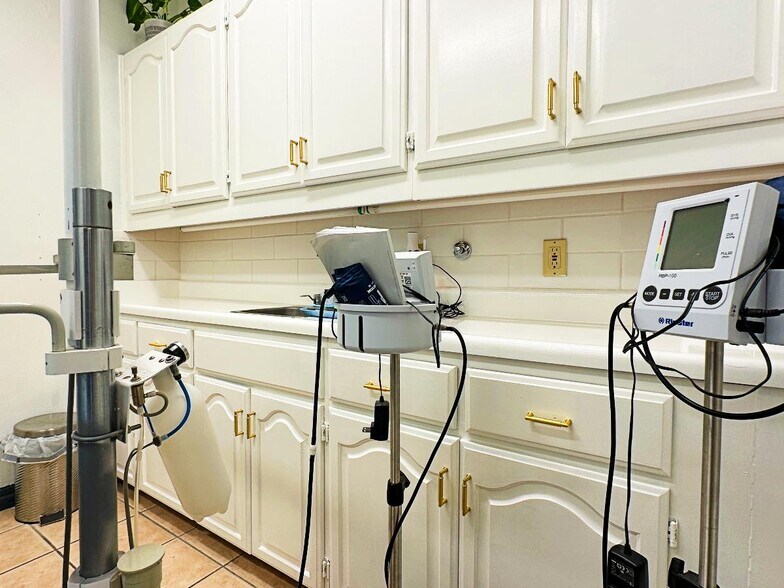 More Photos Of 8237 Fredericksburg Rd, San Antonio Medical For Sale