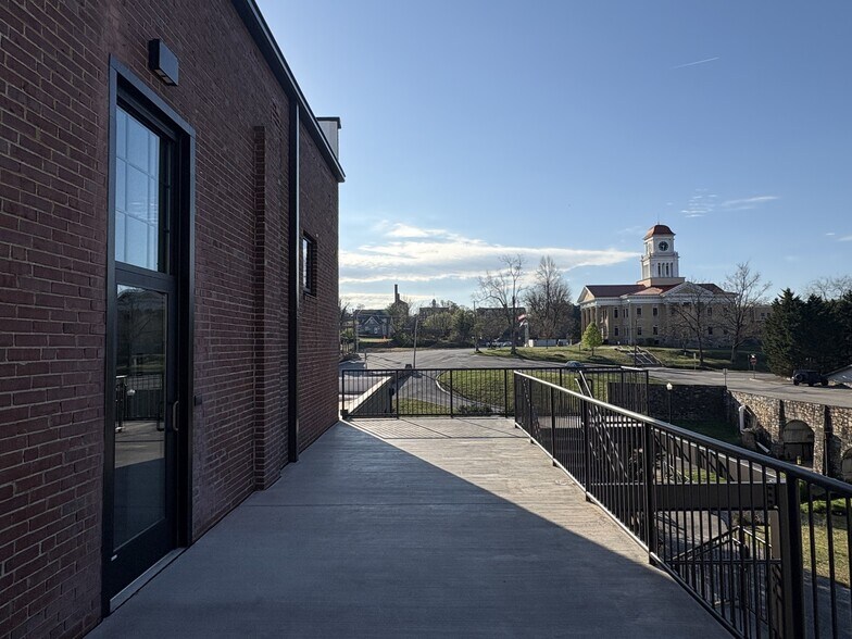 More Photos Of 201 S Court Street, Maryville General Retail For Lease