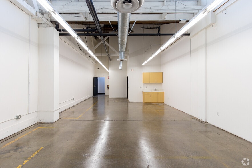 More Photos Of 3040 E 12th St, Los Angeles Warehouse For Lease