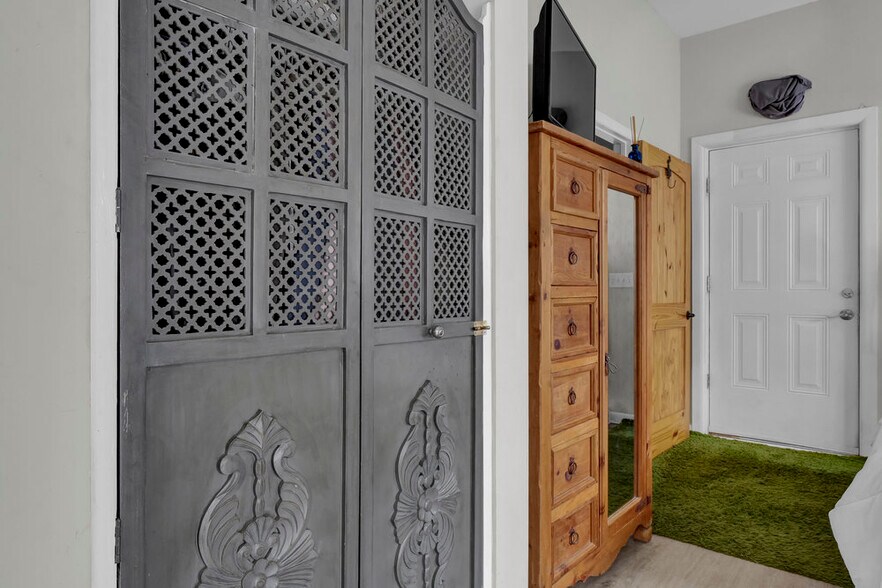 More Photos Of 2020 Princess Place Dr, Wilmington Freestanding For Sale