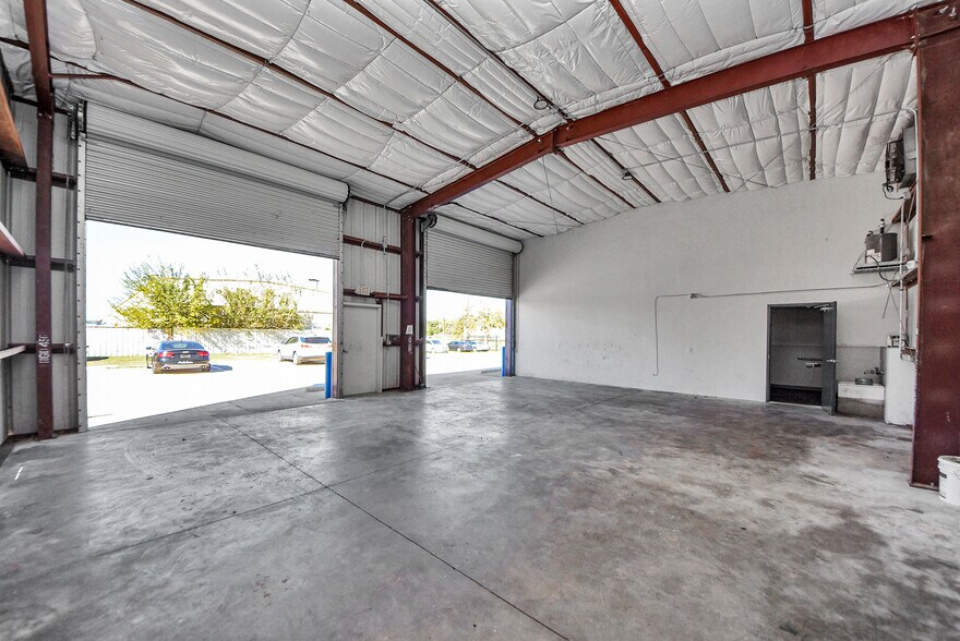 More Photos Of 6549 W Tidwell Rd, Houston Auto Dealership For Lease