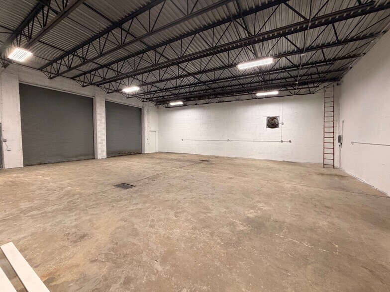 More Photos Of 5000 Steubenville Pike, McKees Rocks Warehouse For Lease