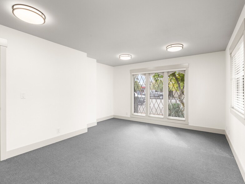 More Photos Of 310 NW 3rd Ave, Canby Office For Lease