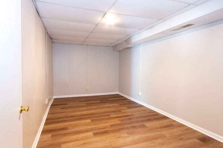 More Photos Of 1044 Baxter St, Athens Freestanding For Sale