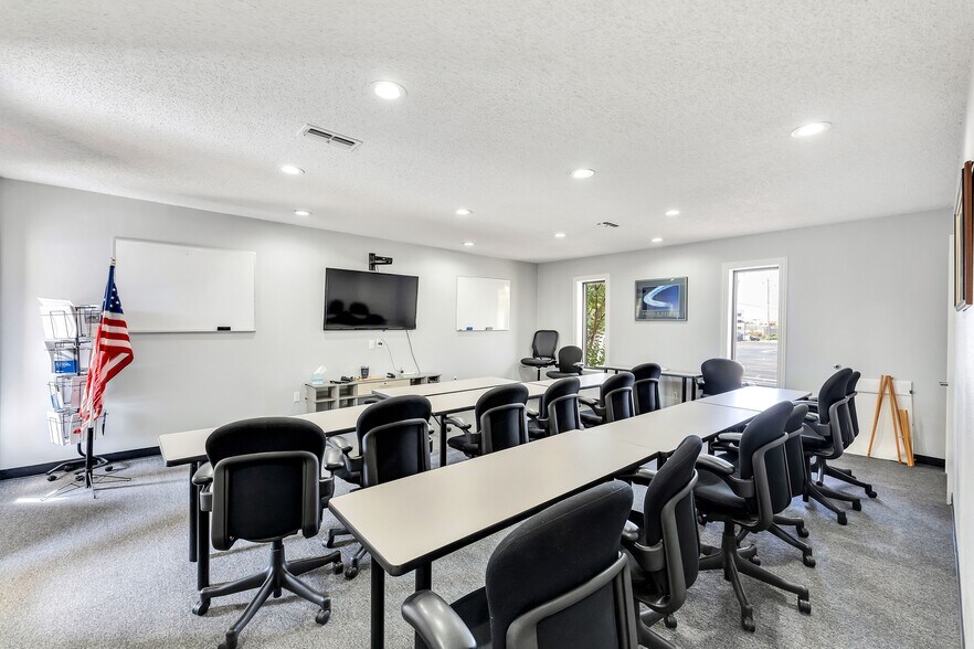 More Photos Of 720-722 W Euless Blvd, Euless Loft Creative Space For Sale