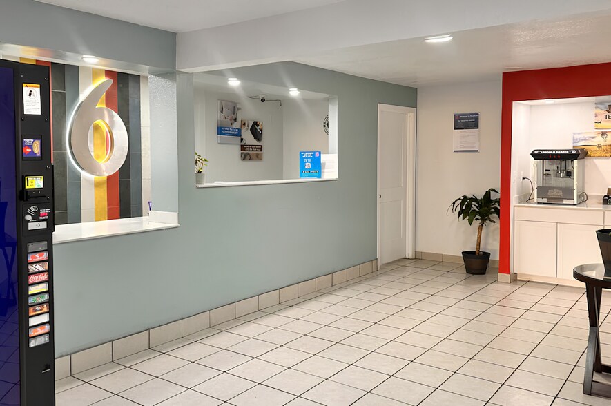 More Photos Of 100 Bulldog Blvd, Borger Hotel For Sale