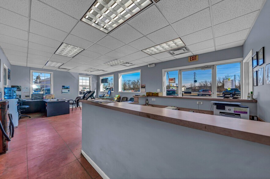 More Photos Of 5621 Lockport Rd, Niagara Falls Auto Repair For Lease