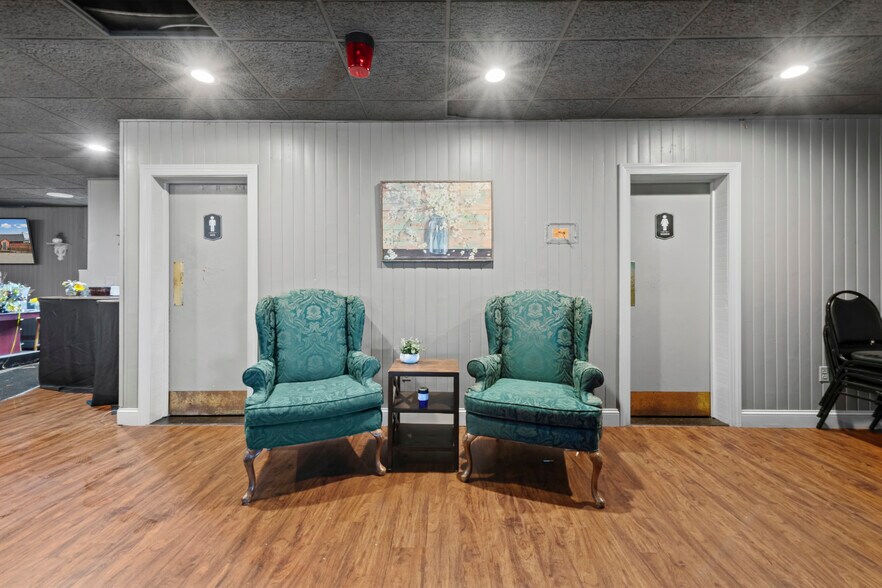 More Photos Of 1090 Rochester Rd, Troy Restaurant For Sale
