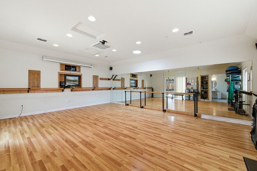 More Photos Of 137 S Shepherd St, Sonora Flex For Sale