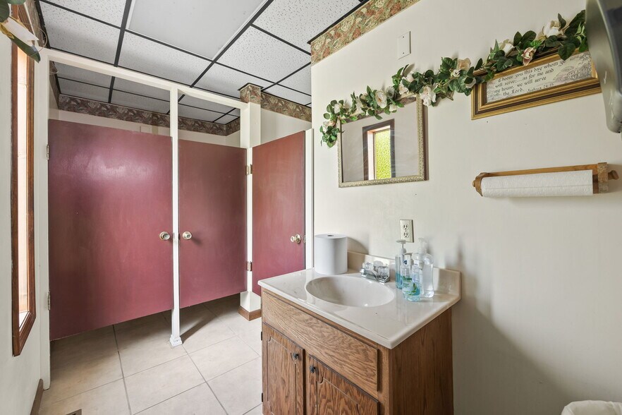 More Photos Of 832 Allardt Hwy, Jamestown Showroom For Sale