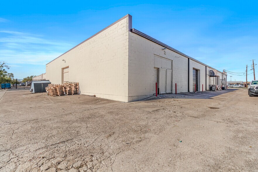 More Photos Of 8358 Moberly Ln, Dallas Light Distribution For Lease