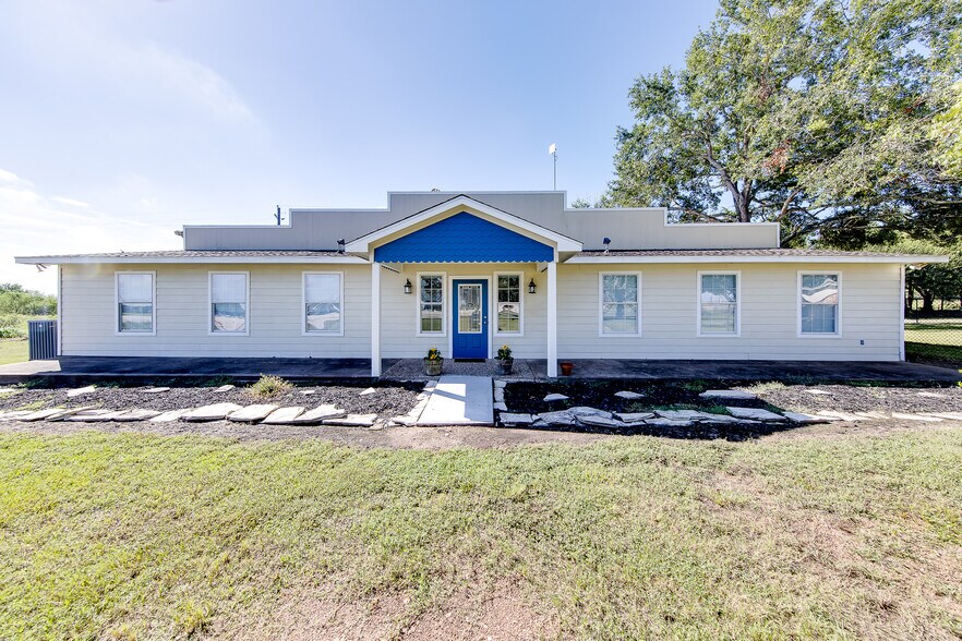 More Photos Of 4095 SE I 10 Frontage Rd, Sealy Medical For Lease