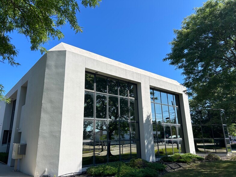 More Photos Of 1404 Atwood Ave, Johnston Office For Lease