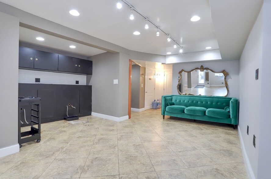 More Photos Of 693 Bergen Ave, Jersey City Storefront Retail Residential For Lease