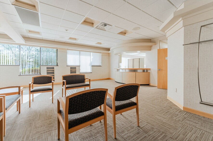 More Photos Of 1875 West Pointe Dr, Oshkosh Medical For Sale