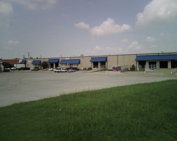 More Photos Of 3211-3227 E Avenue E, Arlington Distribution For Lease