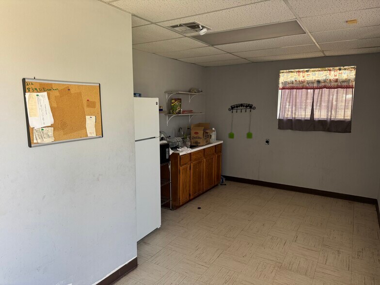 More Photos Of 200 O T Smith Rd, Tornillo Warehouse For Sale