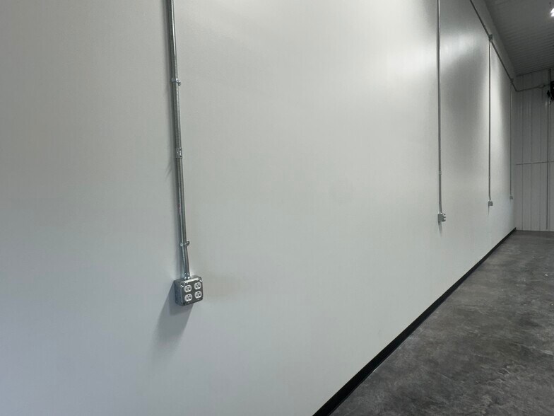 More Photos Of 10 Regency Oaks Blvd, Rochester Warehouse For Lease