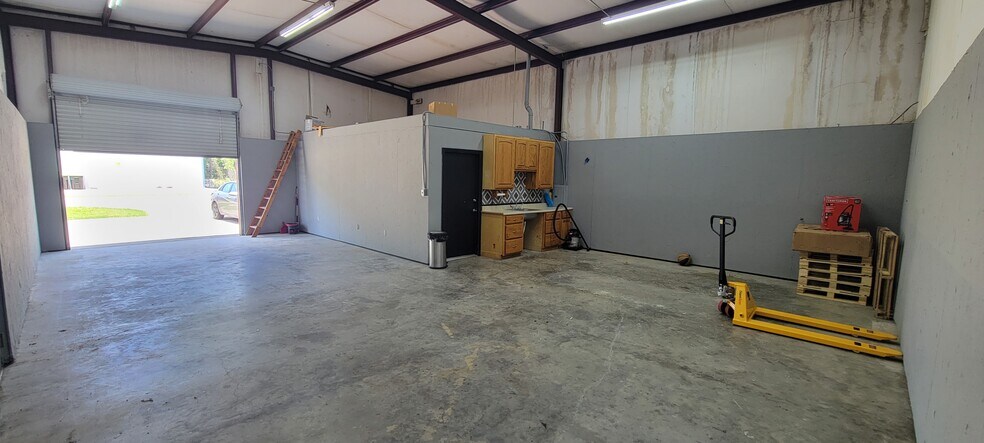 More Photos Of 340 Mechanic St, Tomball Light Distribution For Lease
