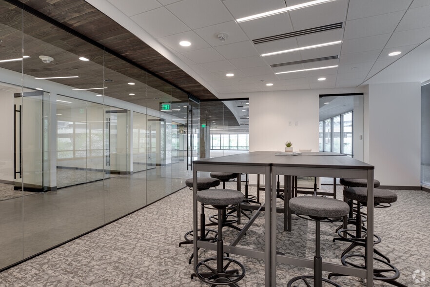 More Photos Of 2325 E Camelback Rd, Phoenix Office For Lease