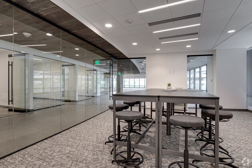 More Photos Of 2325 E Camelback Rd, Phoenix Office For Lease