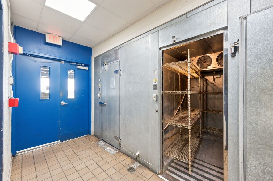 More Photos Of 320 E Miracle Strip Pky, Mary Esther General Retail For Sale